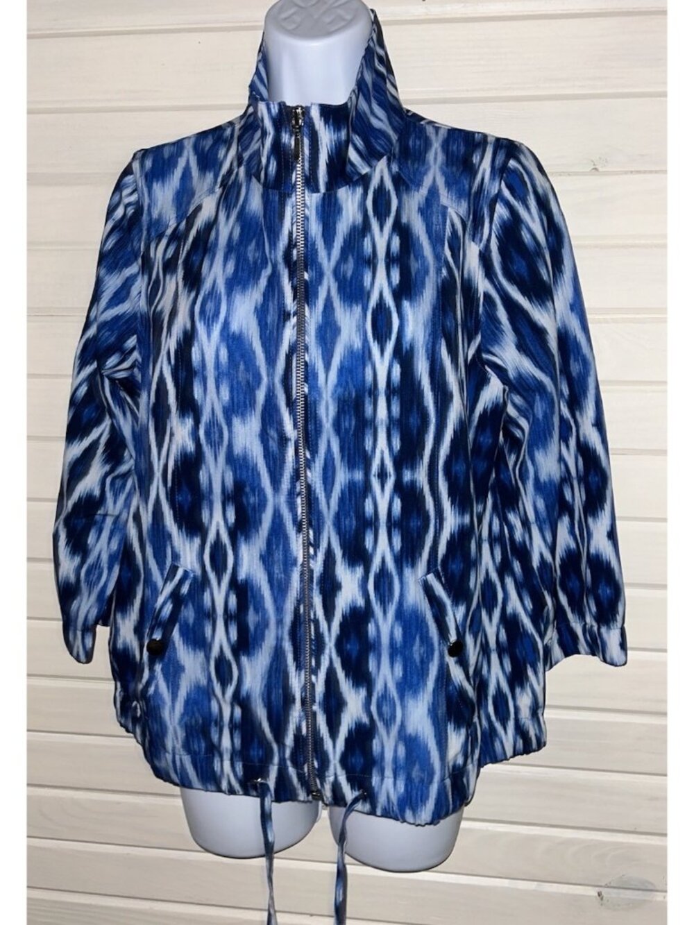 Chico's Zenergy Sz 0 (SMALL) Neema Ikat Zipper Bomber Jacket Blue White EUC